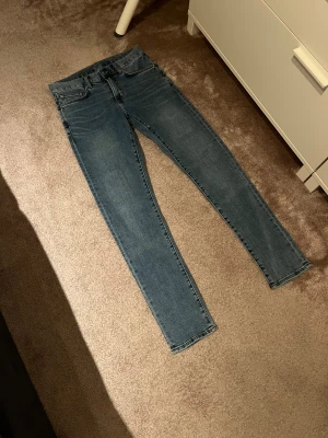 Blå Jeans - Snygga blå jeans från brothers | Slim fit | Helt nya | Strl 28/32