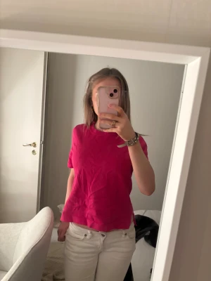 Ceriserosa topp från Zara - Säljer min supersöta rosa topp från Zara med rund halsringning och korta ärmar då den tyvärr inte kommer till användning. Toppen är i mjuk bomull och har ribbade kanter vid hals, ärmslut och nederkant. Enkel och stilren modell som är lätt att matcha till olika outfits. Säljs inte längre av Zara💕