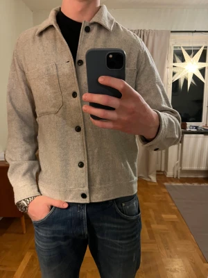 Grå These Glory Days Overshirt  - Säljer denna sjukt snygga Overshirten från These Glory Days⭐️ Färgen är grå och storleken är M✅ Den har inga defekter och skicket är utomordentligt🙌🤝 Sjukt najs passform och passar perfekt till hösten🍁🙌 Tveka inte på att höra av er dig vid minsta fråga eller fundering😊