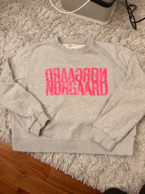 Mads nørdgaard  - Säljer denna supercoola tröja från mads nørdgaard. Aldrig använd!