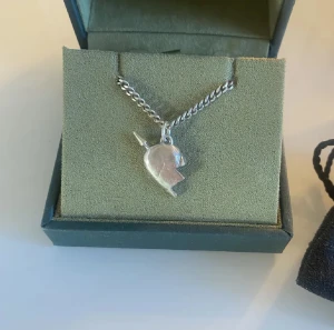 Maria Nilsdotter halsband  - You & Me silver halsband i längd 45. Köptes förra året i december och i topp skick! Säljer då jag tröttnat lite på de, nypris är ca 1850kr! Box ingår 💕