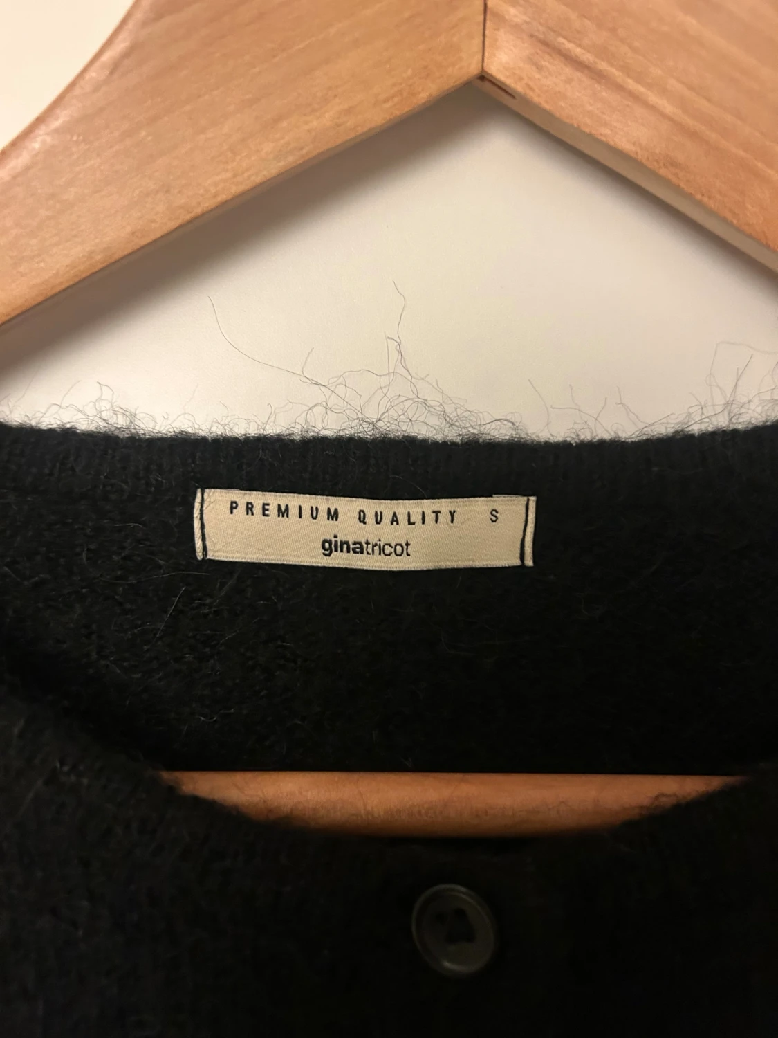 Svart fluffig kofta från Gina Tricot - 1