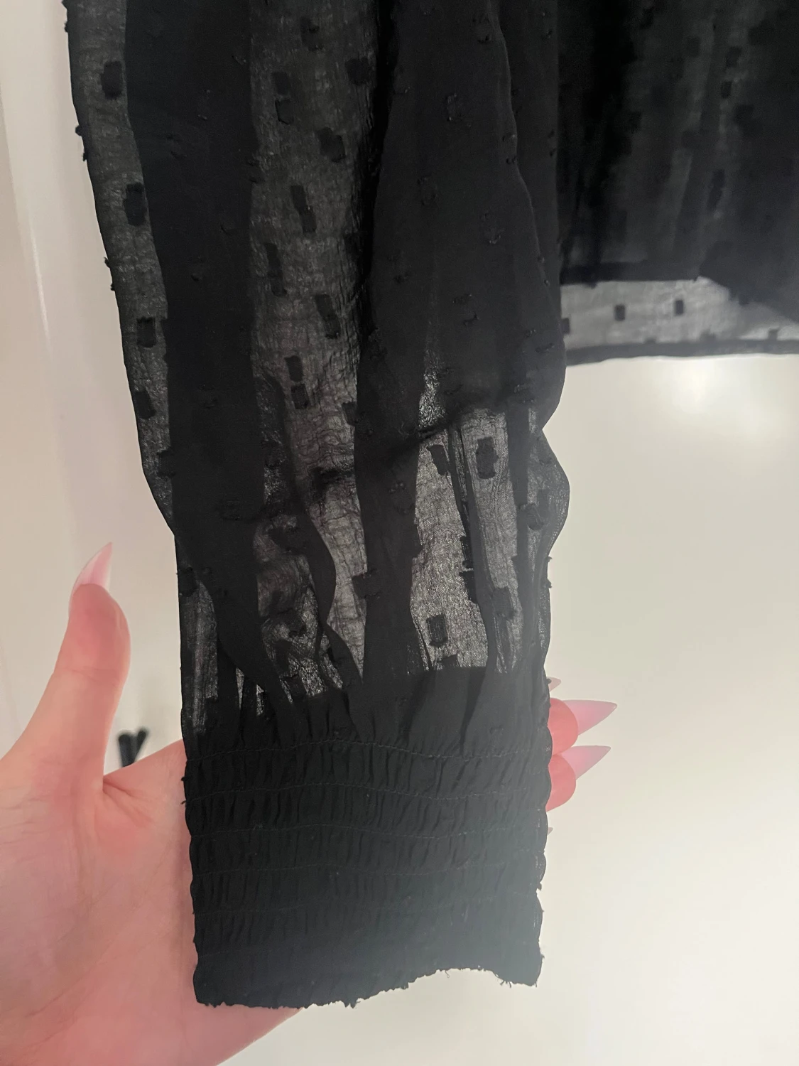 Svart prickig blus från Lindex  - 2