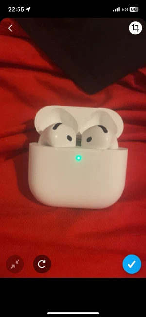 Airpods 4 - Säljer ett par airpods 4. Säljer eftersom jag har ett par bättre nu. Självklart äkta AirPods. Finns serienummer. Tyvärr inga tillbehör men kan äktenhetstestas på plats. Väldigt sällan använda och funkar precis som dem ska!