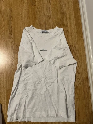 Stone Island tee (limited edition) - Vit t-shirt från Stone Island med diskret logga på bröstet. Klassisk rund hals och korta ärmar. Tillverkad i mjuk bomull som känns skön mot huden. Perfekt för dig som gillar stilrena och enkla plagg med exklusiv känsla.
