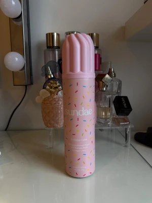 Sundae Birthday Cake - Sundae Whipped Shower Foam – Birthday Cake (265 ml) Supergullig duschmousse i “Birthday Cake”-doften med färgglada strössel på förpackningen. Lyxig, fluffig och perfekt för dig som älskar söta dofter. Helt oöppnad och oanvänd.