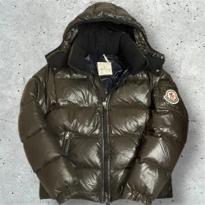 Moncler Himalaya Jacka | 2 - Moncler Himalaya vinterjacka i olivgrön | 8/10 skick | nypris 14 000kr | Storlek 2 vilket motsvarar S/M | modellen på bilden är 187cm | buds gärna👍
