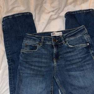 Low waist jeans  - Jättesnygga mörkblåa jeans från Zara. Jag har haft jeansen ett tag och endast använt 1-2 gånger så de är i princip nya. Inga defekter❤️ Skulle säga att de passar för 162 kortare personer💓