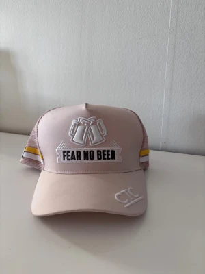 Perfekt öldrickar keps - Inget snack om att du behöver denna otroligt feta keps. Knäpp en öl och kän dig som en kung i denna!! 