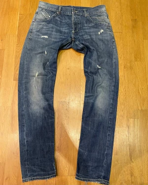 Dondup  - | Säljer ett par snygga Dundup Jeans! | Bra skick | Med snygga slitningar! | Längd 106 cm | Midjemått 43 cm | Ny pris <3000 | Mitt pris 500 | Vid fler funderingar är det bara att skriva☺️|