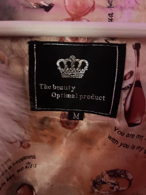 Ljusrosa fluffig pälsjacka M - Supersöt  ljusrosa pälsjacka. Insidan kan kännas lite stel men annars är den jättefin och bekväm. Den har några defekter men inget som syns mycket eller som gör att den inte går att använda. Storlek M men passar som S/XS 💞