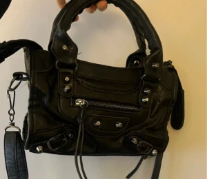 Svart väska  - Jättesnygg svart väska, använd några få gånger. Axelremmen går att ta av! 