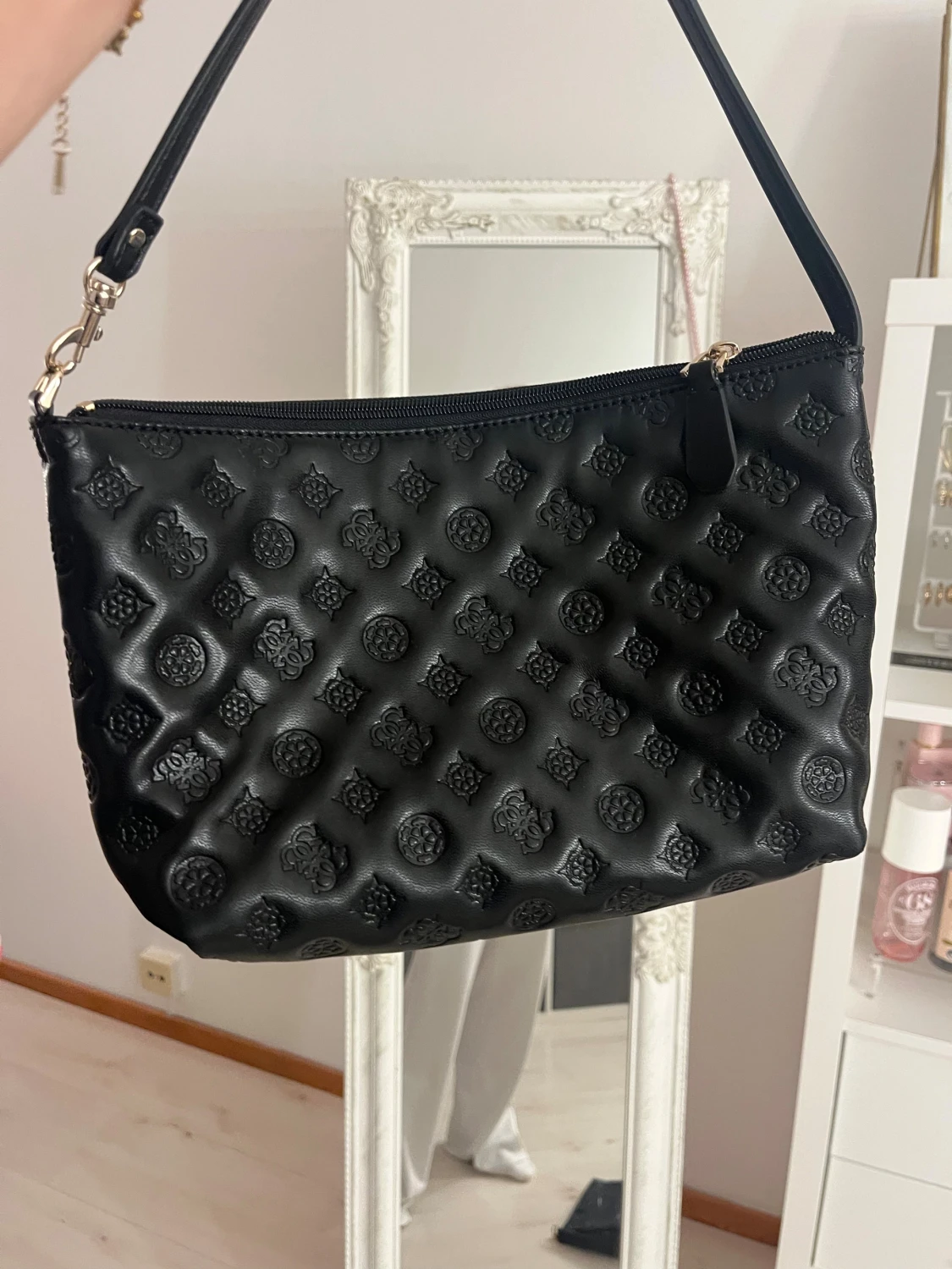 Svart quiltad axelväska från Guess - 1