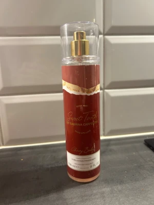 Sweet Tooth Cherry Baby Body Mist - Body mist av Sabrina carpenter, använd ca 2 gånger så så gott som ny. Säljer då jag inte sträcker mig efter den