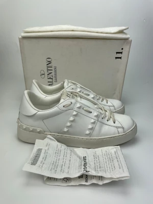 Valentino skor - BLACK FRIDAY REA!! Valentino skor. Hör av dig vid frågor