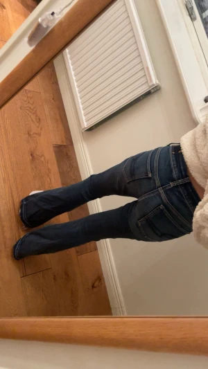 Low waist bootcut jeans från American Eagle  - Stretchiga i materialet! Low waist bootcut, skitsnygga!
