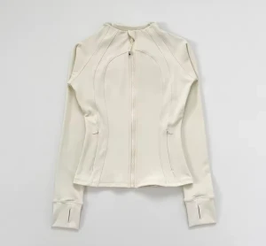 Slim långärmad zip-tröja i flera färger - Snygg slim långärmad zip-tröja med figurnära passform och tumhål vid ärmslut. Finns i vit, blå, mörkblå och gul. Tröjan har hel dragkedja framtill och diskreta sömdetaljer som ger en sportig vibe. Perfekt för träning eller chill dagar.