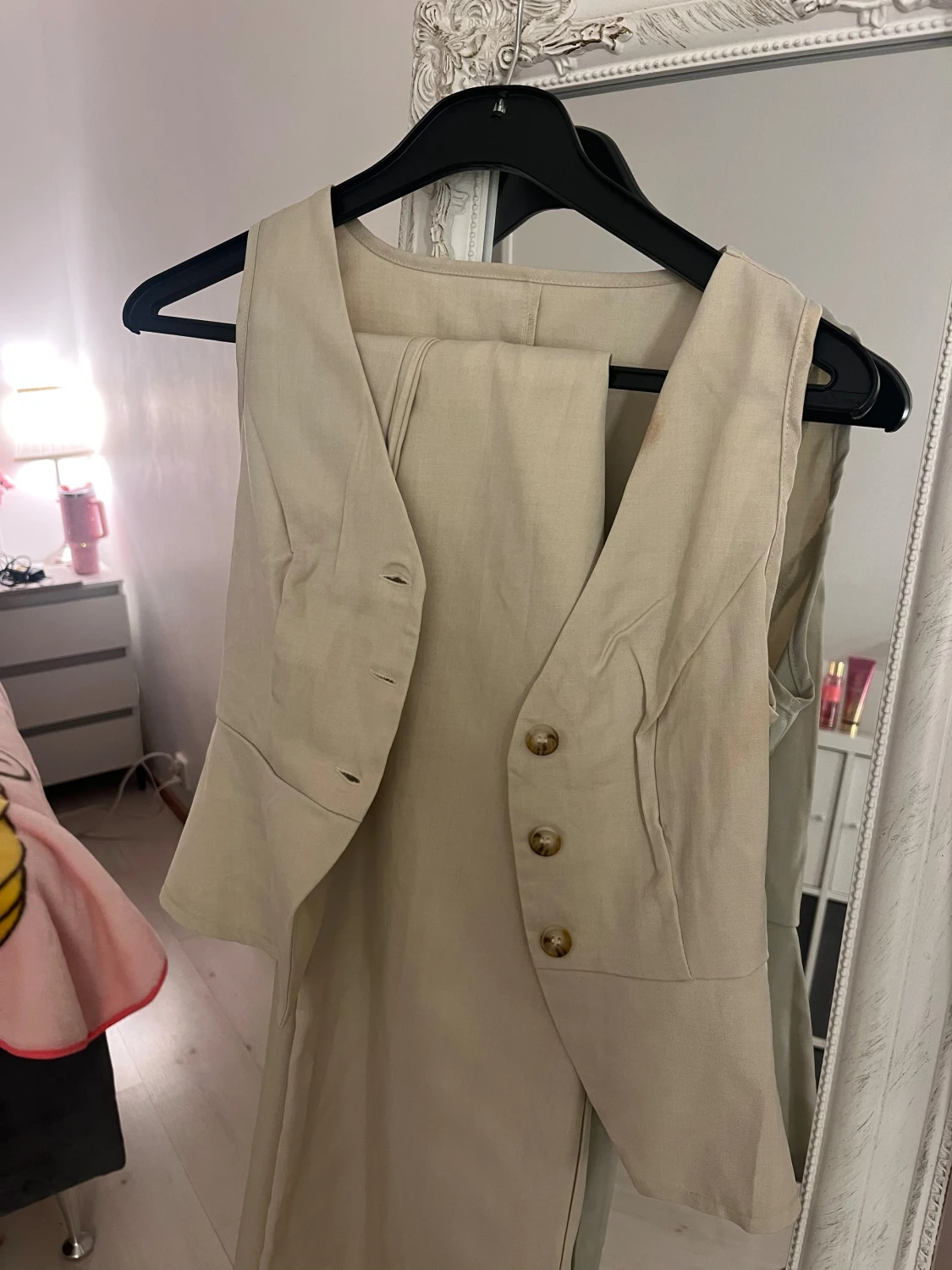 Beige väst med knappar och v-ringning