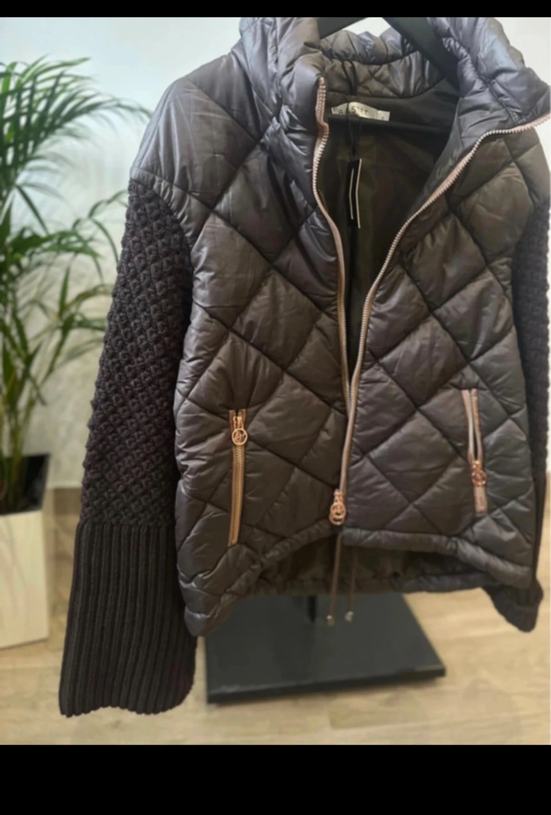 Quiltad mörkbrun pufferjacka med stickade ärmar