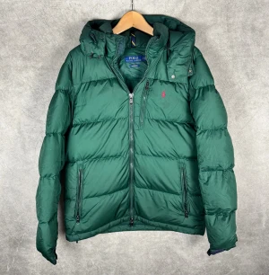 Ralph Lauren Jacka | M - Ralph Lauren Dunjacka | Bra skick men aningen fläckig: se bilder | Storlek M | INGA BYTEN | Fraktar spårbart eller möts upp i Täby 