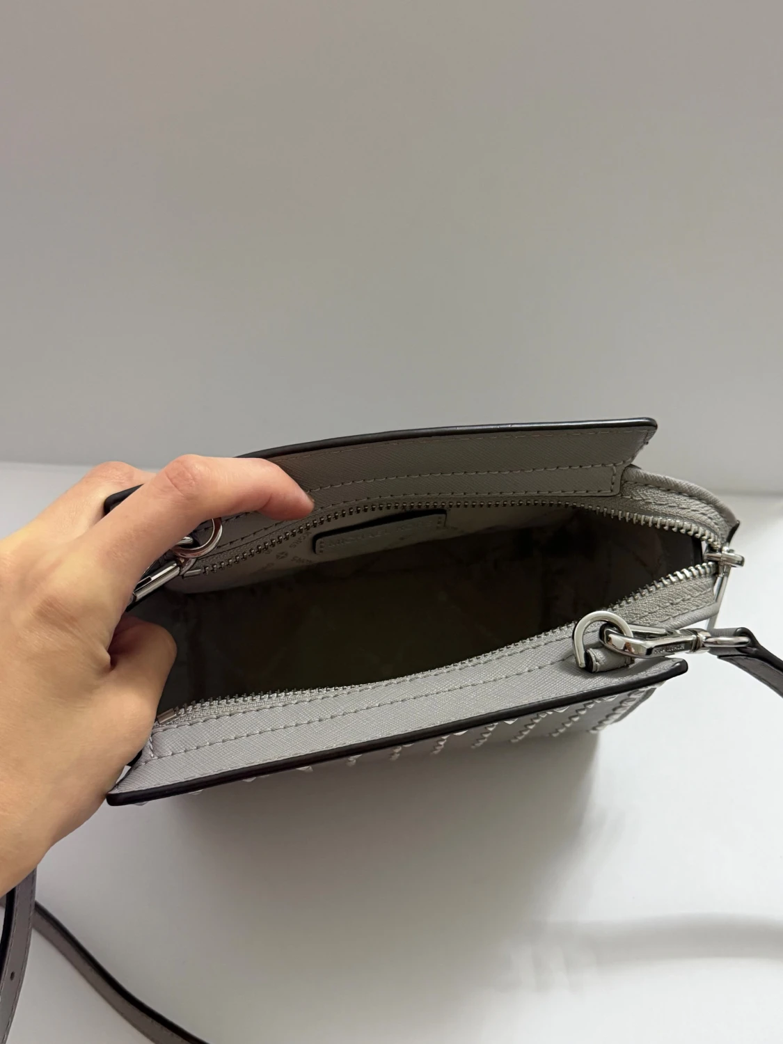 Grå axelväska med nitar från Michael Kors - 4