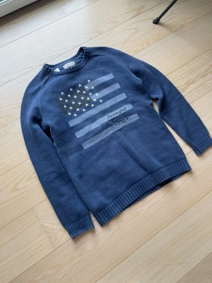 Blå stickad Lexington tröja - Säljer en tvär fet blå stickad Lexington tröja med amerikanska flaggan tryckt på bröstet. Tröjan har storlek S. Vid fler frågor och funderingar är det bara att höra av sig. Pris ej hugget i sten