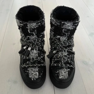 Inuikii vinterskor  - En roffa till snöret fattas på ena skon. Annars superfint skick. Originalkartong medföljer.  Kolla in min profil för fler inuikii skor. 🙌