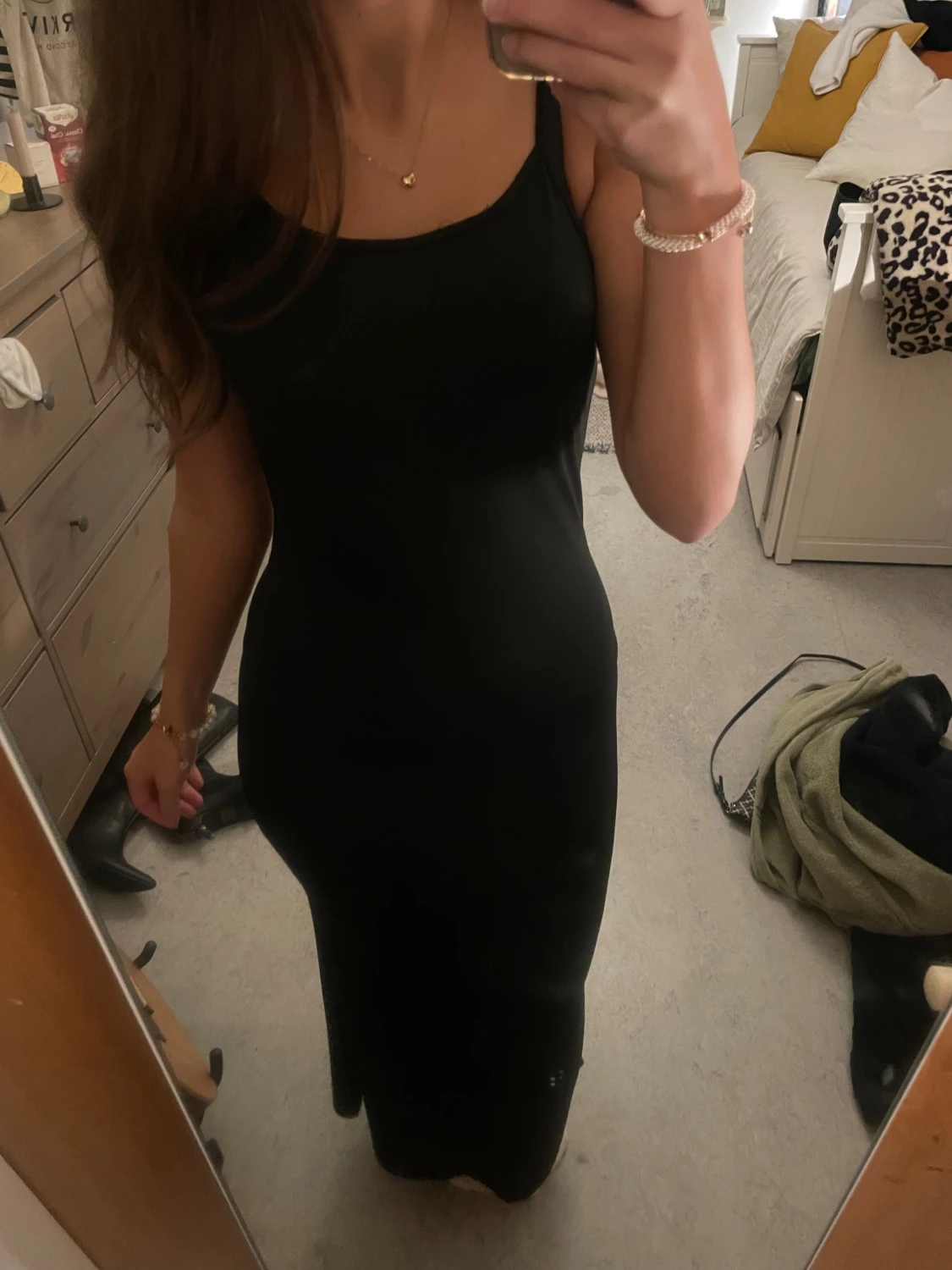 Svart långklänning med smala axelband