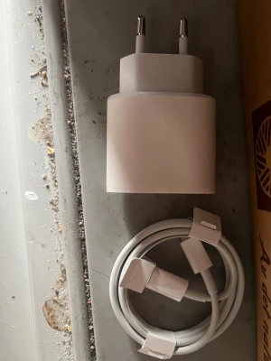 Apple USB-C Laddare och Kabel - Original Apple USB-C laddare med tillhörande kabel, perfekt för iPhone, iPad och MacBook. Flera exemplar finns, alla i mycket gott skick utan synligt slitage. Snabb och säker laddning med hög kvalitet, idealisk som extra eller ersättningsladdare.