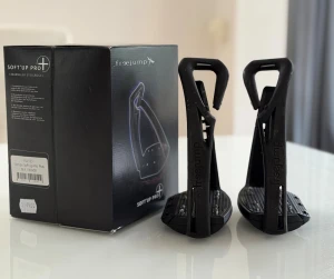 Freejump Soft'Up Pro Plus  - Freejump Soft'Up Pro Plus stigbyglar i svart, ergonomisk design för ökad komfort och säkerhet. Komplett med originalkartong. Stigbyglarna visar lättare bruksspår men är i gott skick och fullt funktionella. Perfekt för ryttare som söker kvalitet och säkerhet. Använda 3-4 ggr. Nypris 3950kr. 