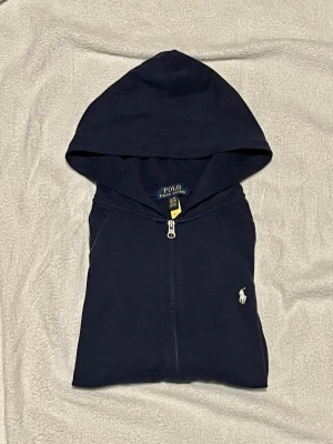 Ralph Lauren hoddie - Snygg mörkblå hoodie från Polo Ralph Lauren. Hör av dig vid funderingar!🙌🙌