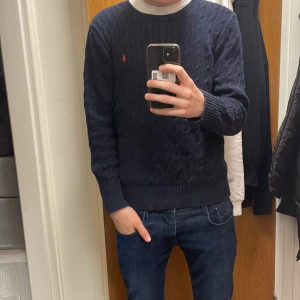Ralp lauren kabelstickad  - Säljer en svin snygg ralp lauren kabelstickad i färgen mörkblå. Den är lite tjockare och är perfekt nu till vintern. Den är i storleken s och modellen är 177-178. Pris ej hugget i sten