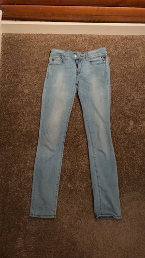 Ljusblå Replay slim fit jeans - Säljer ett par ljusblå Replay jeans. Bra skick. Vid frågor och funderingar, skriv till mig! Svarar snabbt 🚀 