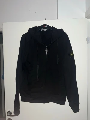 Stone Island  - Hej jag säljer en hodie i storlek L eftersom att jag har vuxit ur denna. 