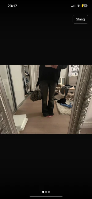 Svarta bootcut Levis jeans - Jättesnygga Levis jeans. Det är inte mina bilder men bilderna är från personen jag köpte dem från. De är i storlek w25 l32. Fråga gärna om ni funderar över något💕💕