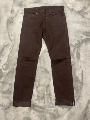 Svarta slim Selvedge jeans från Ralph Lauren - Svarta slim fit jeans från Denim & Supply Ralph Lauren, tillverkade i 100% bomull. Jeansen har selvedge-detalj vid uppviket och klassisk femficksdesign. Passformen är smal och materialet är slitstarkt denim. Perfekt för dig som gillar stilrena och tidlösa jeans. Helt nya✅. Storlek 32✅