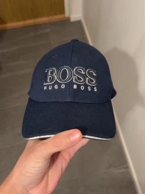 Hugo Boss keps - Hej säljer en Hugo boss keps som är knappast använd priset går att diskutera 