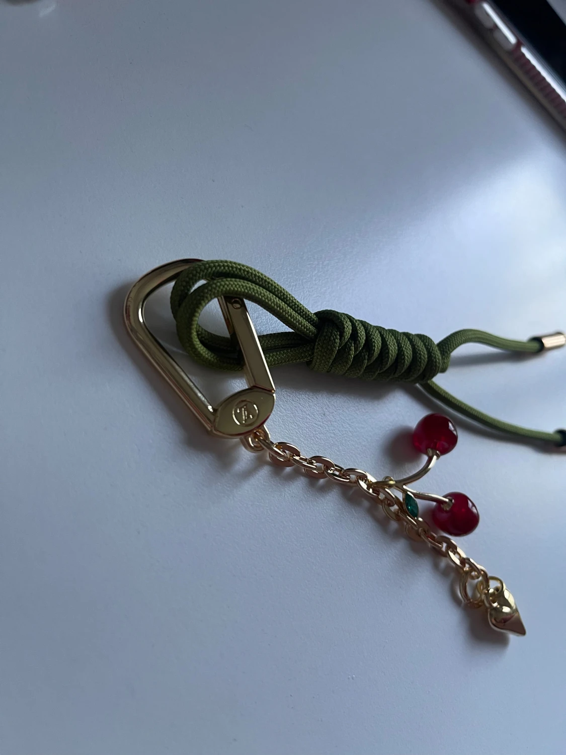 Vuitton Grön accessoar med körsbärsdetalj - 5