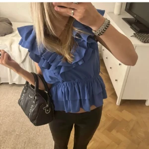 Hm volangblus - Säljer den här fina populära blusen då den inte kommer till användning. 