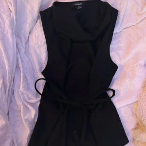 Svart topp - Super fin tröja man kan knyta både fram eller bak! ❤️