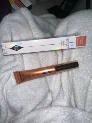 Charlotte Tilbury Glowgasm Beauty Light - Glowgasm Beauty Light från Charlotte Tilbury i färgen Peachgasm. Flytande highlighter i en kopparrosa tub med svart lock, perfekt för att ge ansiktet en fräsch glow. Kommer i originalförpackning, 12 ml.