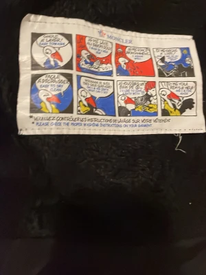 Svart pufferjacka från Moncler XL - Svart pufferjacka från Moncler i storlek XL. Jackan har quiltad framsida, dragkedja och mjukt syntetmaterial på insidan. Snygg, stilren och perfekt för kyliga dagar. Klassisk Moncler-label på insidan och coolt serietryck. Passar dig som gillar exklusiva märken.