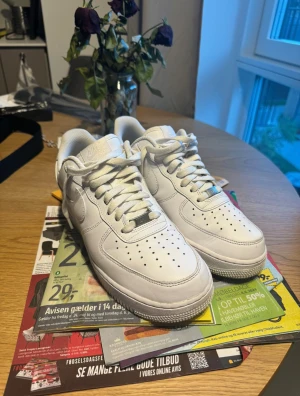 Nike Air Force 1 vita sneakers - Säljer ett par klassiska Nike Air Force 1 sneakers i helvitt. Inga fel på dom helt perfekta knappt använda 