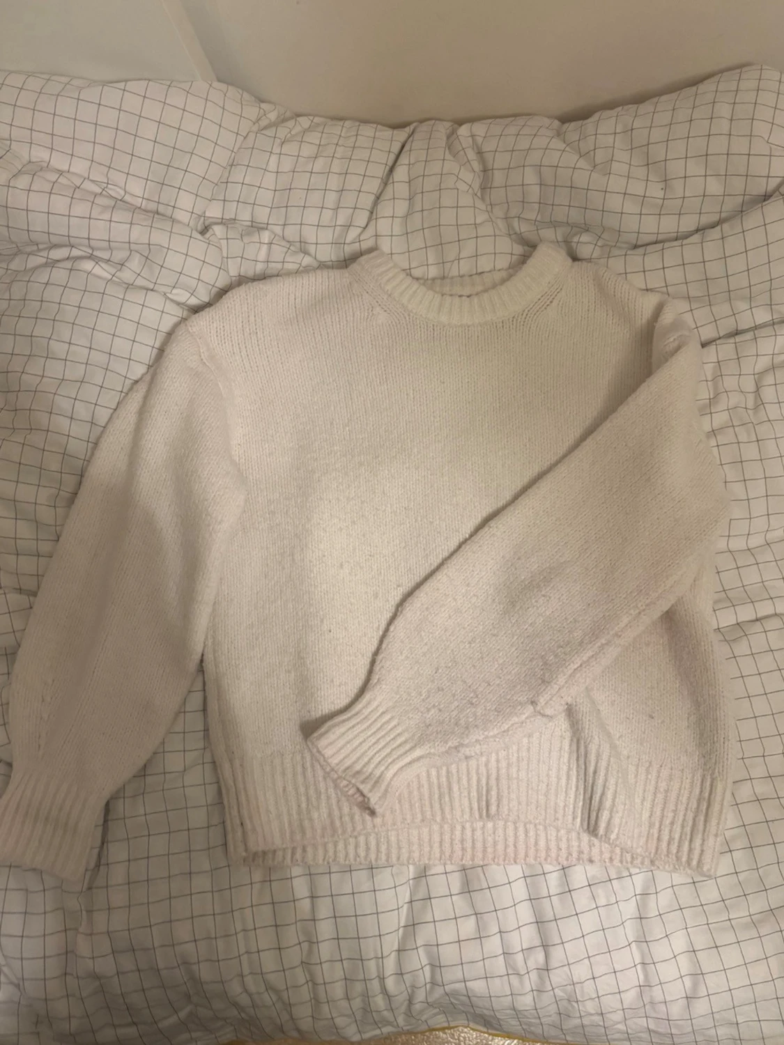 Vit stickad tröja med rund hals 