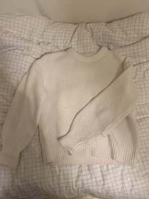 Vit stickad tröja med rund hals  - Snygg stickad tröja som knappt är använd! Säljs då den inte används. Den är väldig mjuk och skön. Pris går att diskuteras