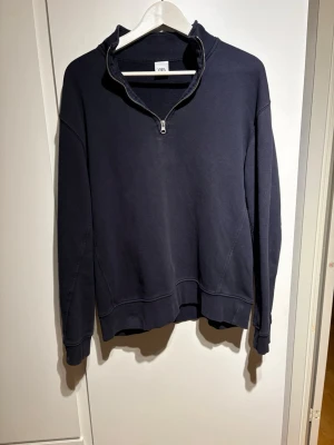 Zip tröja från Zara - Riktigt schysst zip tröja från Zara. Väldigt skön och snygg tröja. Storlek:M. Skriv vid funderingar!