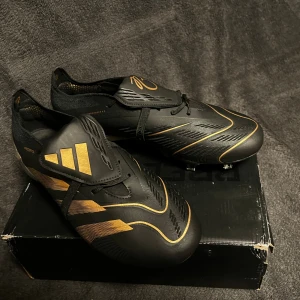 Svarta och guldiga adidas fotbollsskor - Säljer ett par adidas fotbollsskor i storlek 45.Helt nya oanvända 