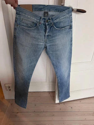 Dondup George  - Säljer ett par lite schysstare dondup George jeans i en ljusare blå tvätt. Det stora D:et syns på bakfickan. Det förekommer några slitningar ifrån fabrik, tyder på bra skick. Storlek w30 och längd måttet kan jag skicka privat. Hör av dig ifall du blir intresserad 