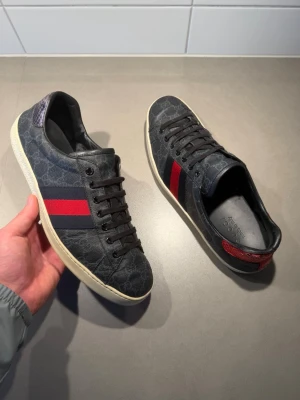 Gucci Skor - ‼️VI TAR EJ BYTEN‼️ Gucci ”ace” sneakers | Skick: 8/10 | Storlek (9,5 UK) motsvarar 44,5-45 EU | Skopåse ingår | Fraktar inom 24H efter köp, på köparens bekostnad 📦 | Hör av dig vid minsta fråga eller fundering 💭