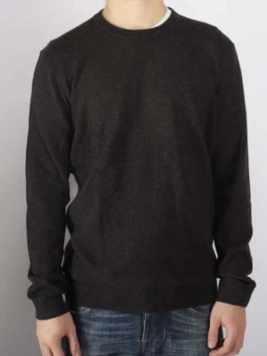 Svart stickad kashmir tröja med rund hals - En enkel och stilren svart stickad tröja med rund halsringning. Tröjan har lång ärm och ribbade muddar vid ärmslut och nederkant. Perfekt att slänga på sig över en t-shirt för en clean look.